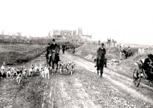 Foto inizi del 1900, via Casilina vecchia percorsa per una battuta di caccia.